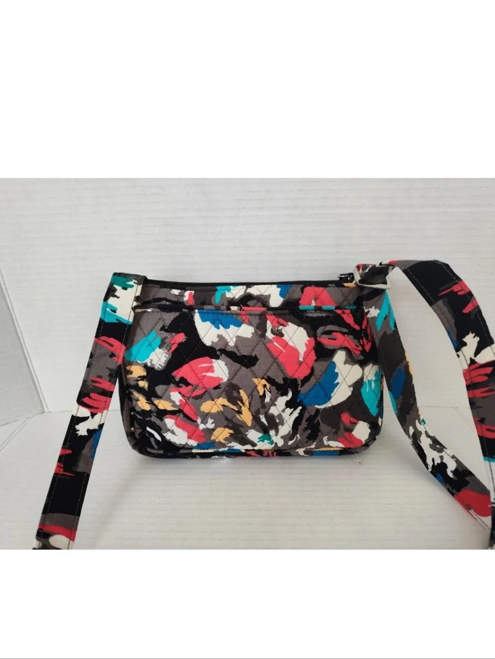 Vera Bradley Crossbody Bag Splash Floral Pattern Zipper Closure & Zip Pocket